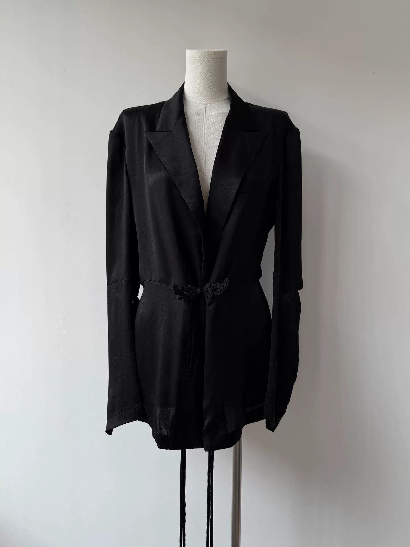 Yohji Yamamoto black silk blazer with belt detail Size M / US 6-8 / IT 42-44 - 1 Thumbnail