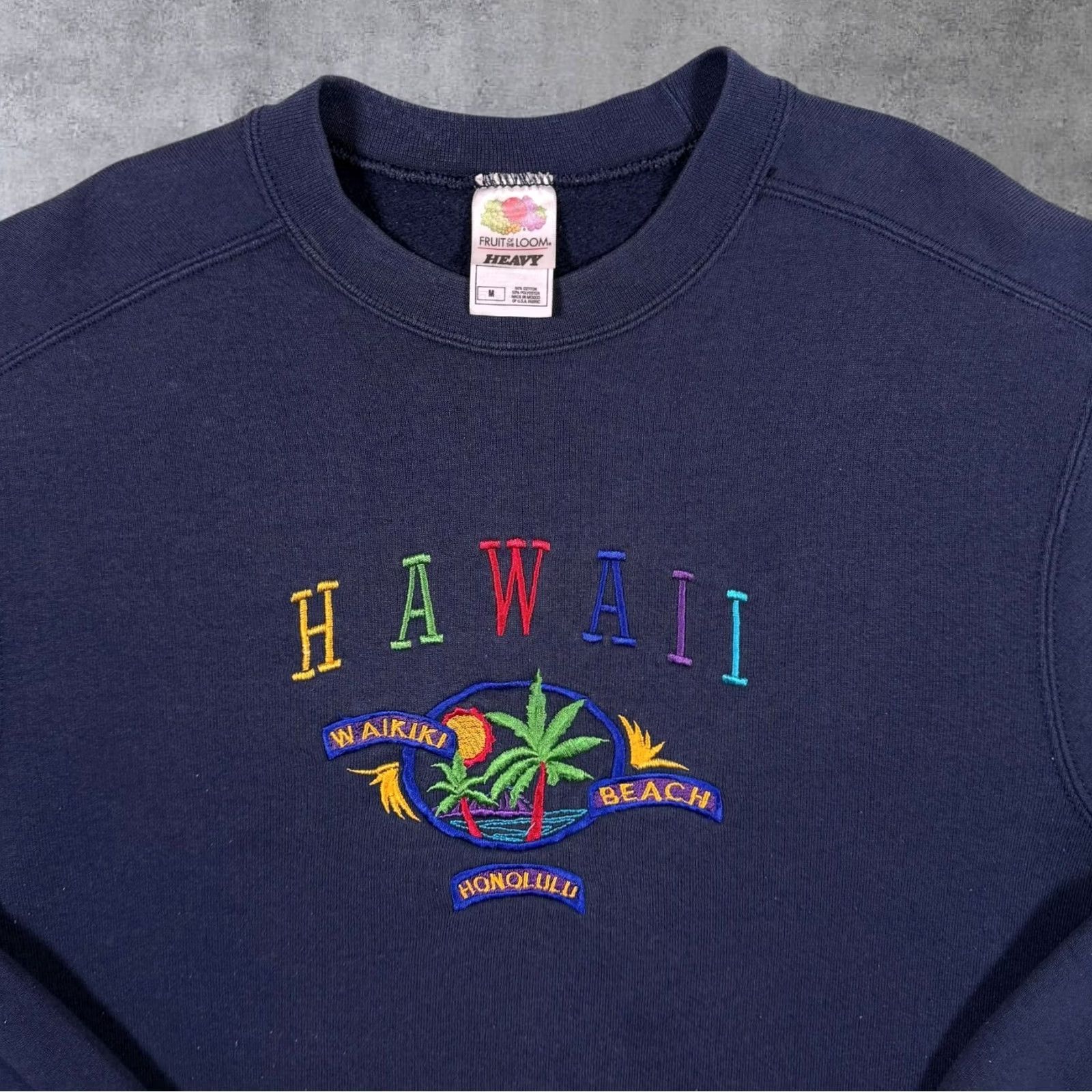 Fruit Of The Loom Vintage Hawaii Waikiki Beach Honolulu Embroidered Tourist Navy Blue Sweatshirt M Mens Pullover 21" Pit to Pit 27" Length 23" Shoulder to Cuff Size US M / EU 48-50 / 2 - 3 Thumbnail