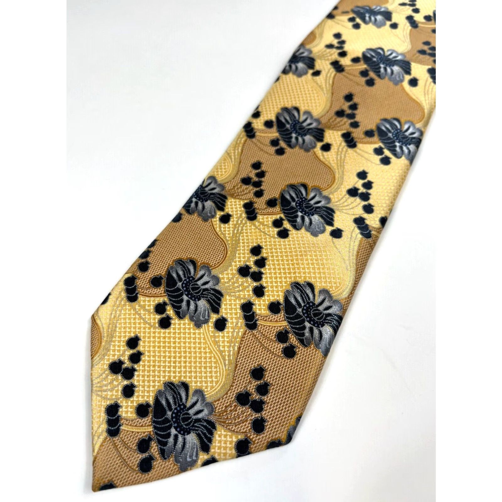 Ermenegildo Zegna **Ermenegildo Zegna Men's Luxury Silk Tie Floral Made in Italy** User: **Men's Ermenegildo Zegna Luxury Silk Floral Tie Made in Italy** Size ONE SIZE - 4 Thumbnail