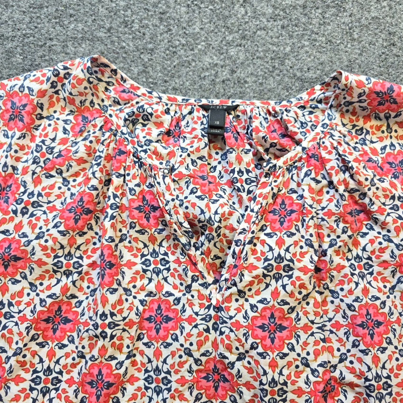 J.Crew J.CREW Top Womens XS Red Floral Long Sleeve Blouse Popover Casual Shirt V-Neck Knit Cotton Woven Lightweight Preppy Regular Men/Women? Size XS / US 0-2 / IT 36-38 - 3 Thumbnail
