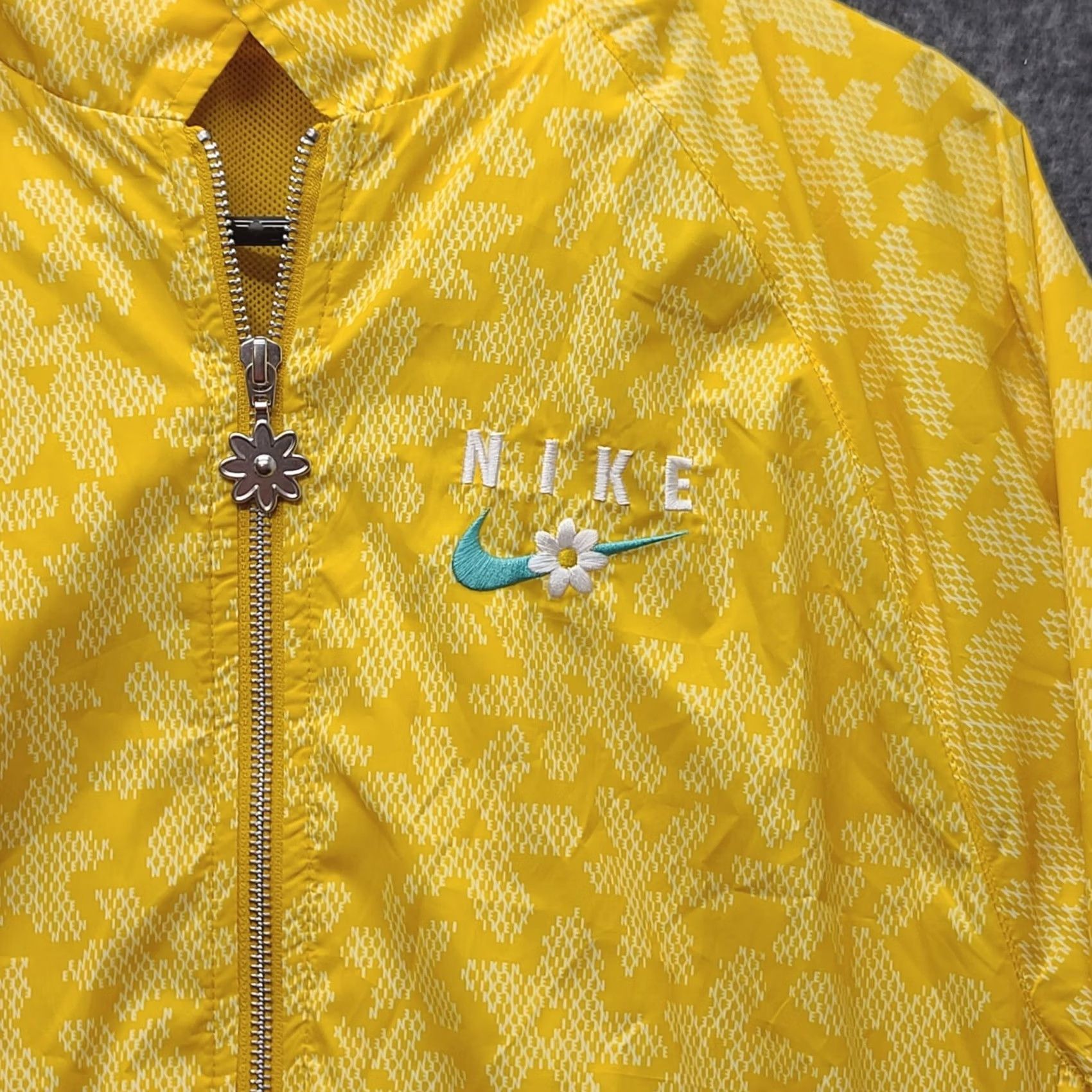 Nike Nike Jacket Womens M Sportswear Daisy Floral Pattern Full Zip Cropped Woven Size M / US 6-8 / IT 42-44 - 2 Thumbnail