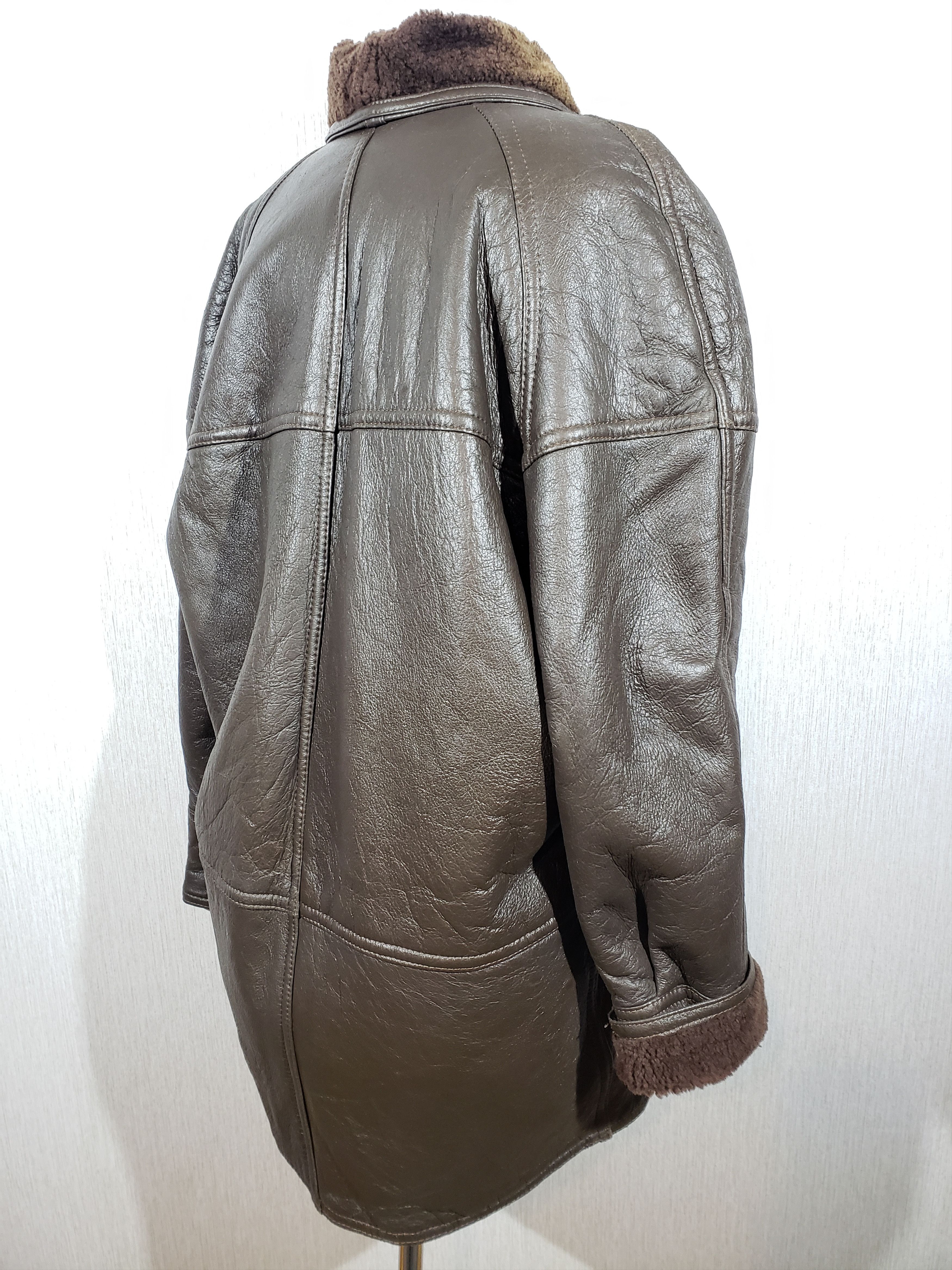 Other Warm, reliable men's sheepskin coat with genuine fur. Size US L / EU 52-54 / 3 - 6 Thumbnail