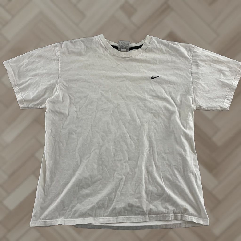 Nike VTG Nike Essential Check Logo Short Sleeve T Shirt Men's XL White Size US XL / EU 56 / 4 - 1 Thumbnail
