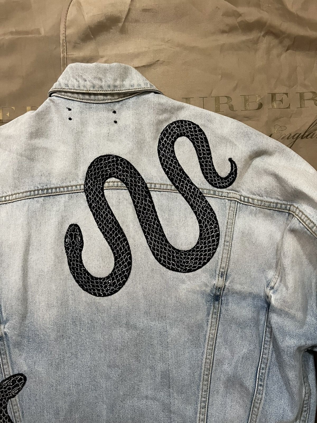 Amiri AMIRI - Oversized Distress Denim Trucker Jacket size M $3000 Size US M / EU 48-50 / 2 - 5 Thumbnail
