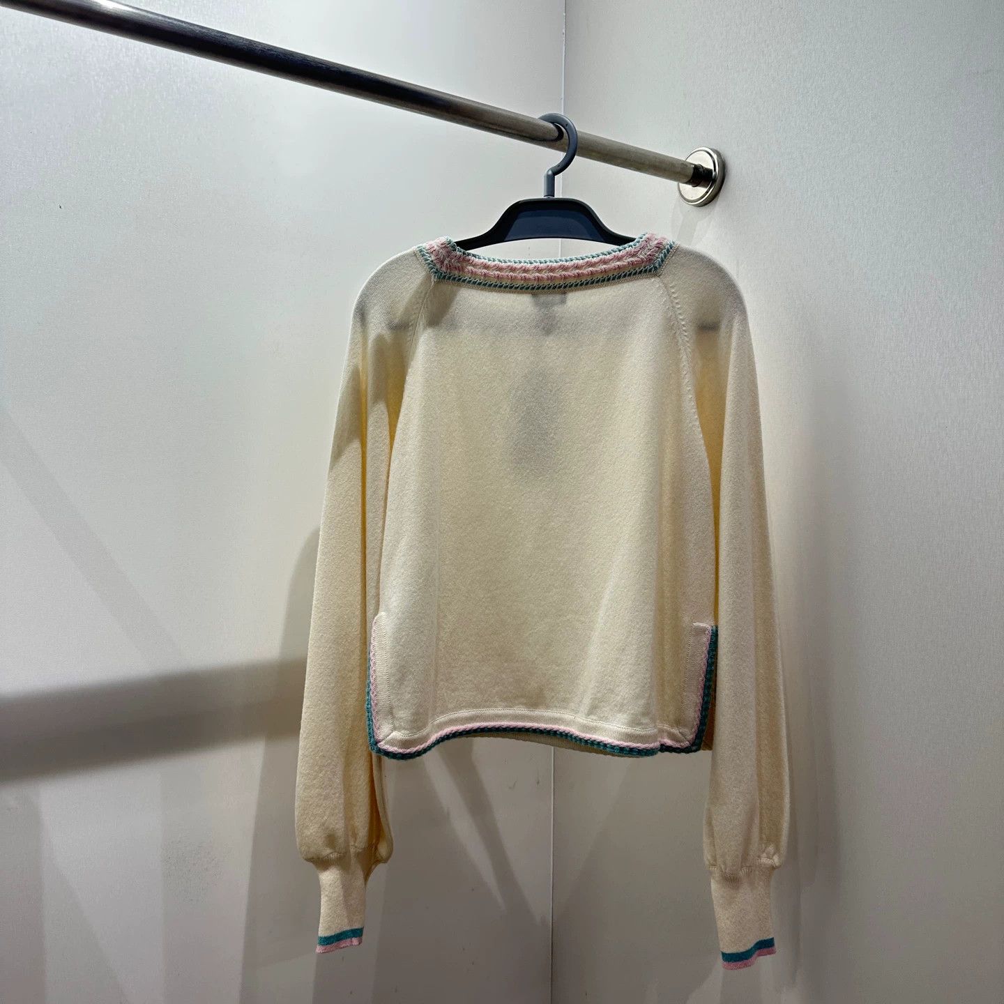 Chanel Chanel feb384 colorblocked logo knit sweater 36 Size XS / US 0-2 / IT 36-38 - 2 Thumbnail