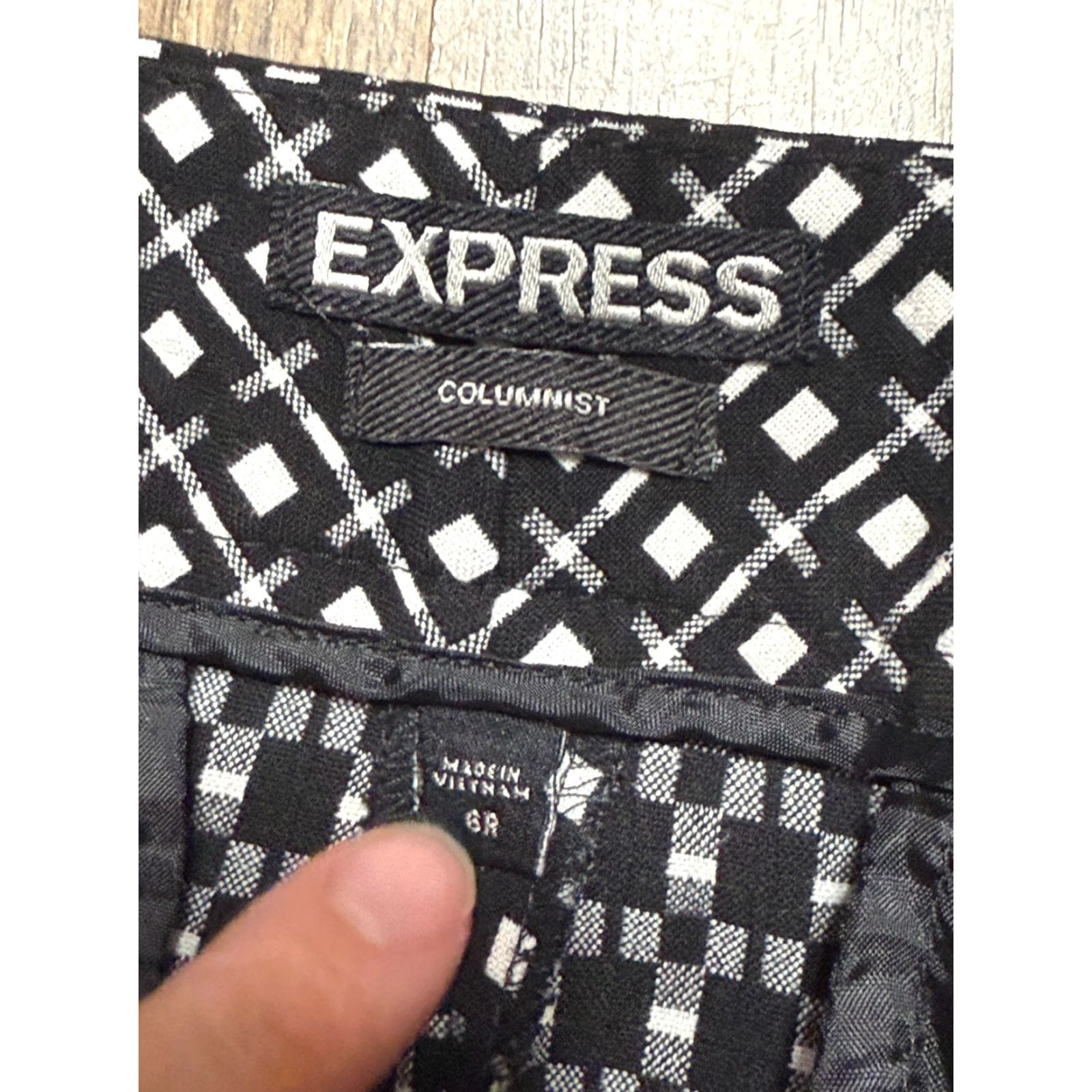 Express Express Pants Womens 6R Black White Straight Allover Print Flat Front Columnist Pants Casual Regular Inseam 26.5in Size 6R Black Express Womens Pants Size 28" / US 6 / IT 42 - 4 Thumbnail