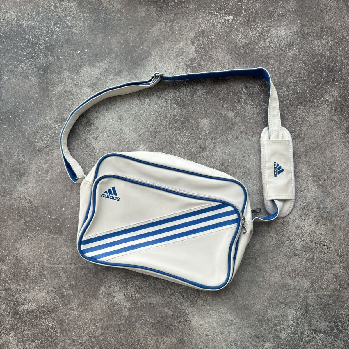 Adidas × Vintage Adidas Y2K Vintage Crossbody Bag Size ONE SIZE - 1 Thumbnail