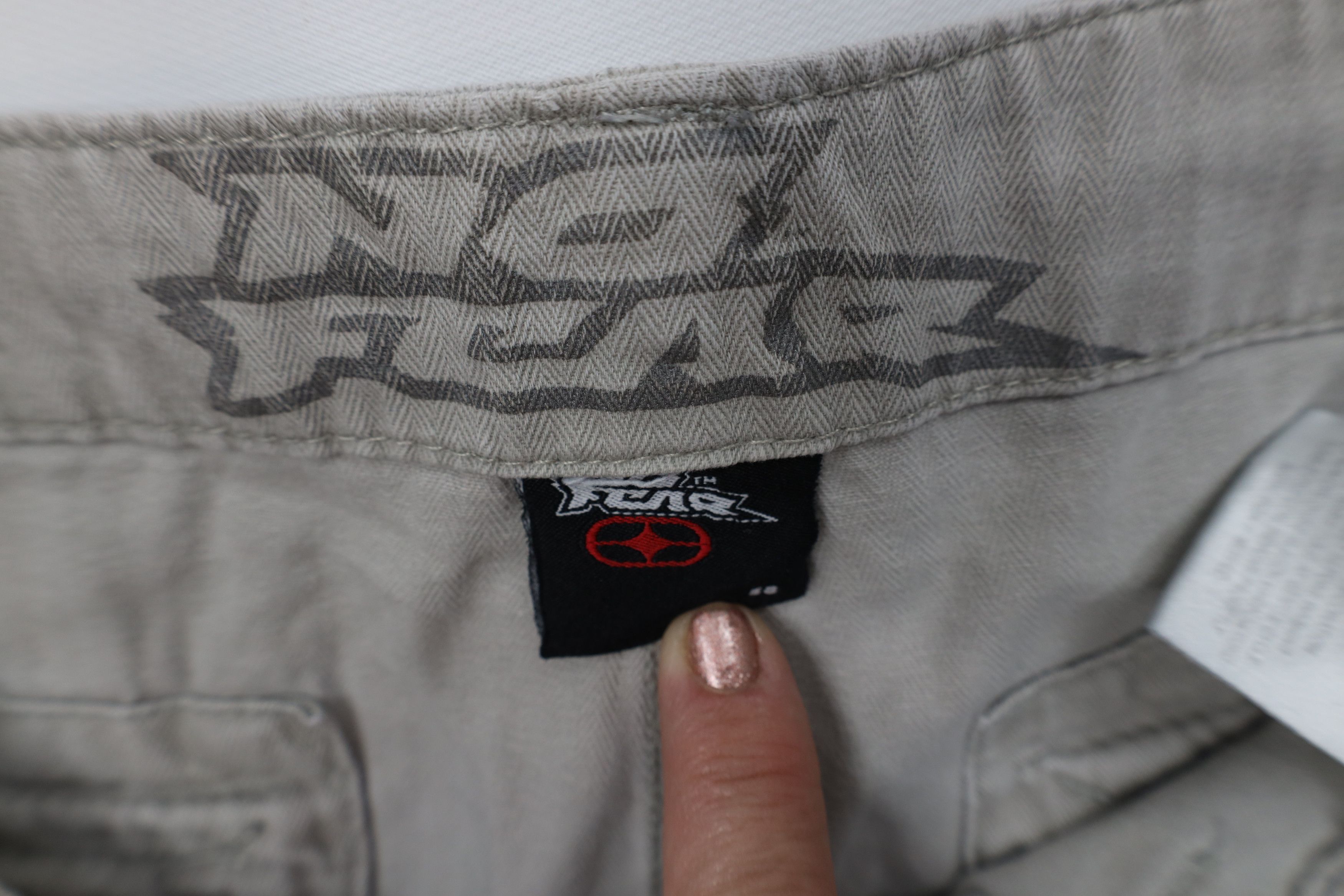 No Fear Vintage 90s Y2K No Fear Herringbone Baggy Cargo Shorts Gray Size US 38 / EU 54 - 7 Thumbnail