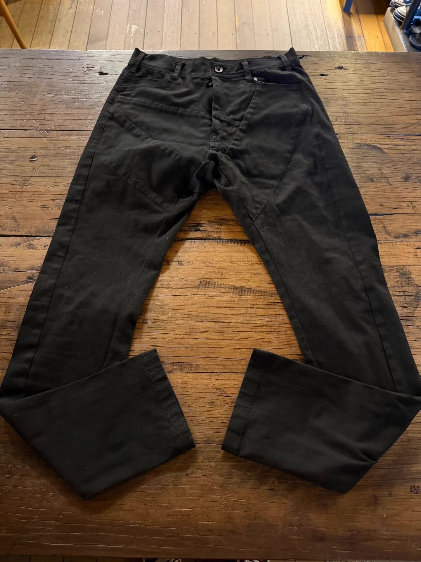 Julius JULIUS 16FW Series Black Slim‑Fit Structured Trousers Ｑ25 Size US 30 / EU 46 - 1 Thumbnail