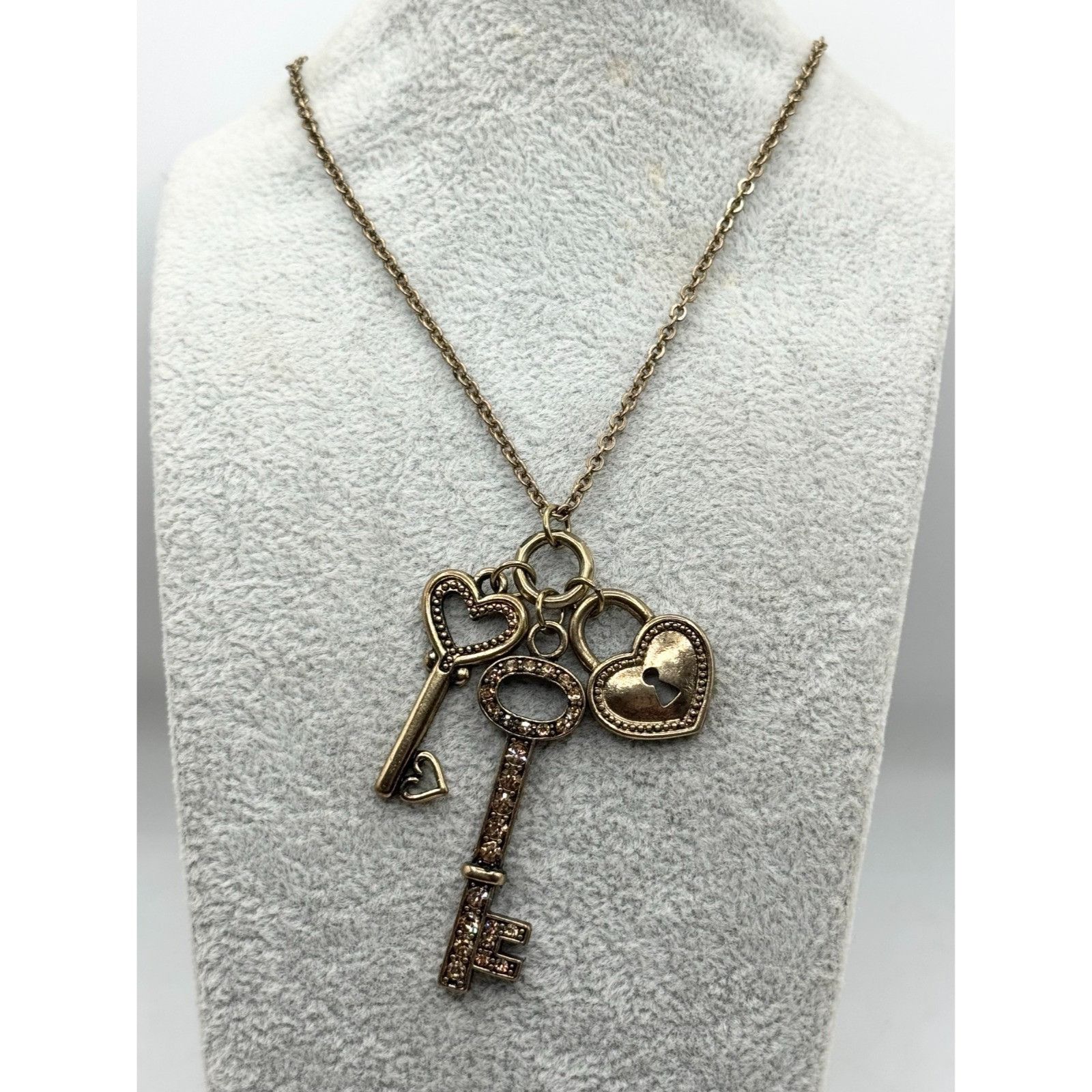 Vintage Vintage long gold rhinestone heart key charm pendant necklac Size ONE SIZE - 2 Thumbnail