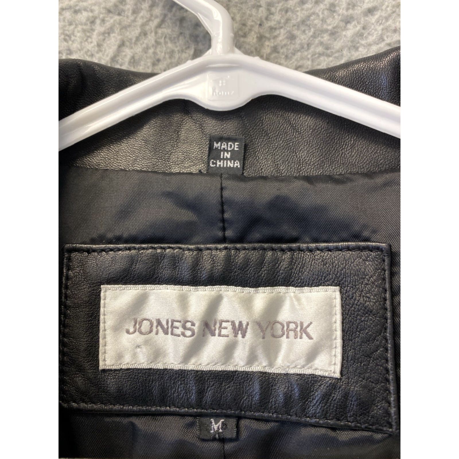 Jones New York VINTAGE Jones New York Women's Trench Coat Leather M Black Solid 51-68 Trench Coat Womens M Black 90s? Size M / US 6-8 / IT 42-44 - 3 Thumbnail