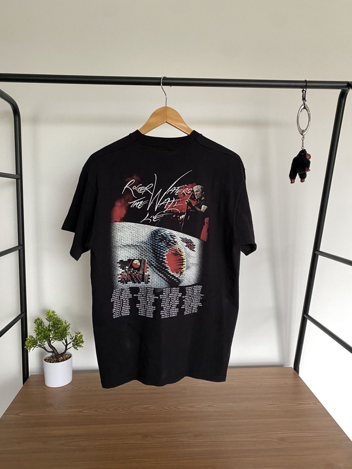 Band Tees Vintage PINK FLOYD Roger Waters 2011 tour Band T Shirt Size US L / EU 52-54 / 3 - 4 Thumbnail