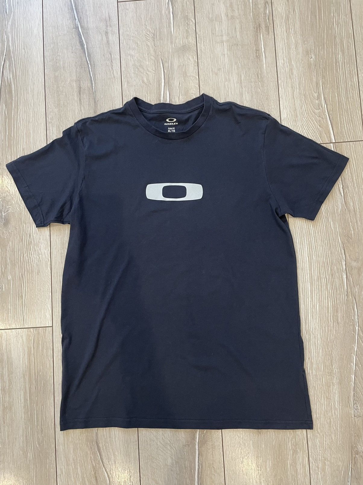 Oakley × Vintage Vintage Oakley Center Logo Boxy T-shirt Y2K XL Size US XL / EU 56 / 4 - 2 Thumbnail