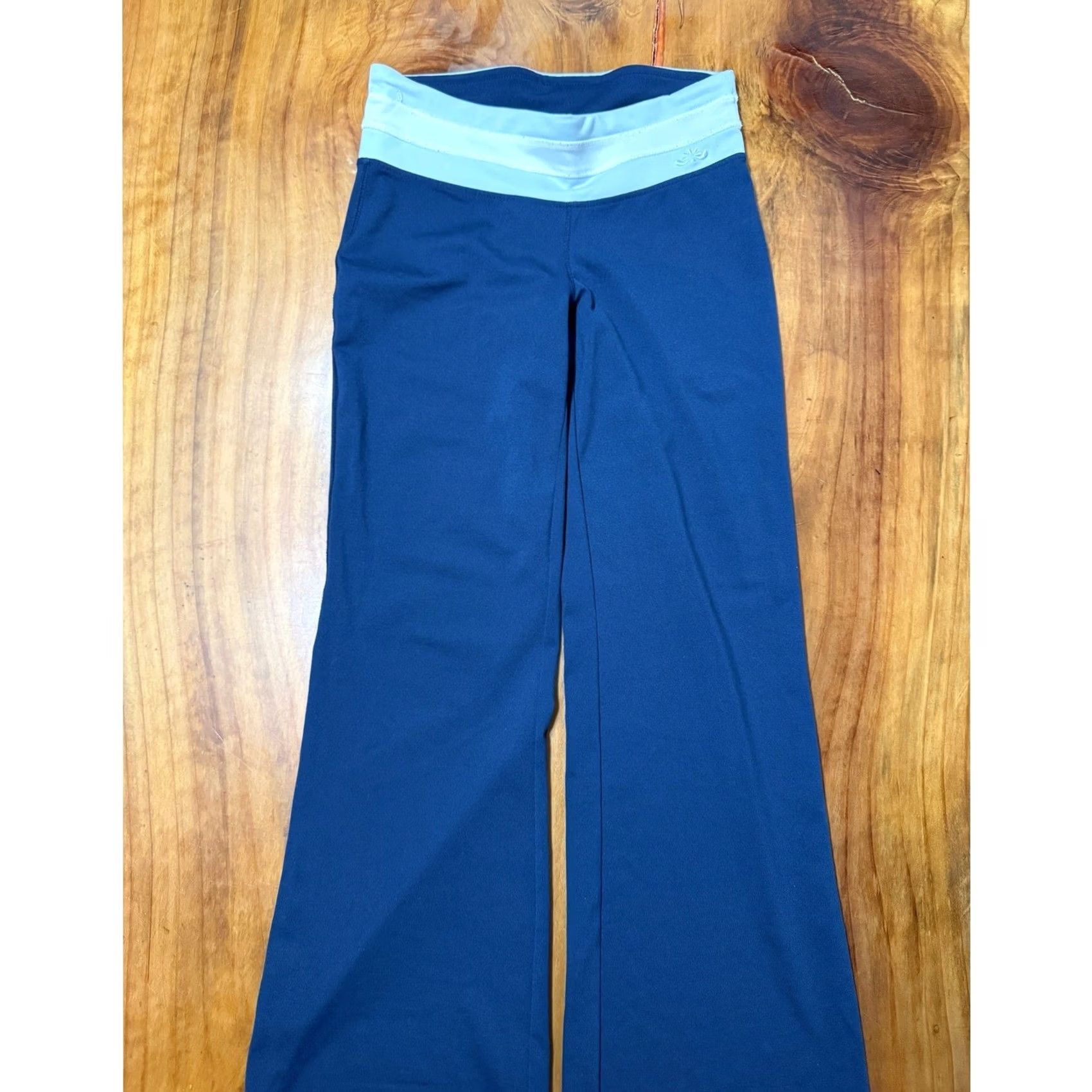 Old Navy VINTAGE Old Navy Flare Wide Leg Pants Jeans Large? Small? Actually S Waist 29 Inseam 31.5 Blue Modern Low Rise Everyday Womens Size 28" / US 6 / IT 42 - 2 Thumbnail