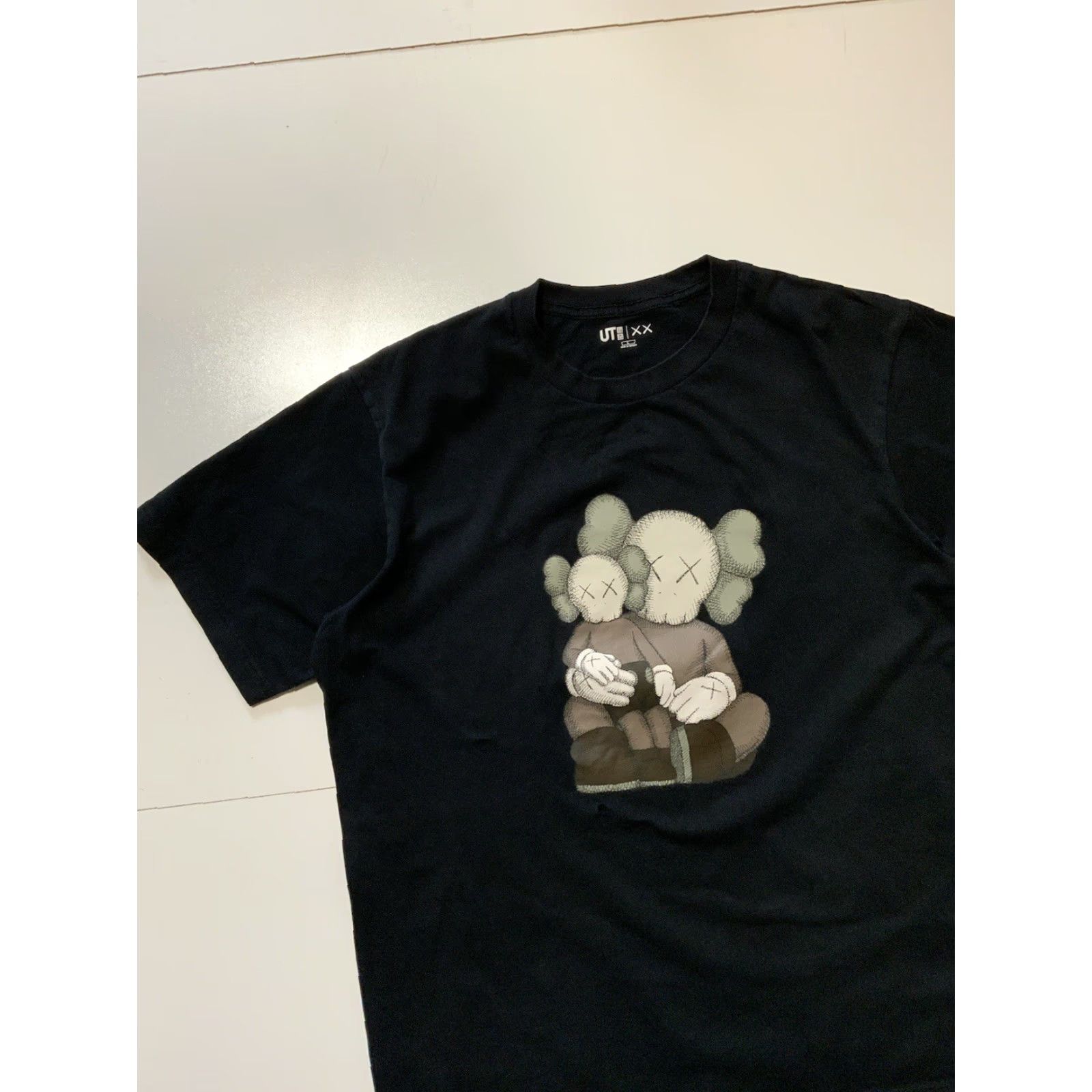 Uniqlo VINTAGE Uniqlo UT X Kaws Companion Limited Edition Black Graphic S/S T-Shirt L Mens Black Graphic Limited Edition T-Shirt Mens L Size US L / EU 52-54 / 3 - 4 Thumbnail