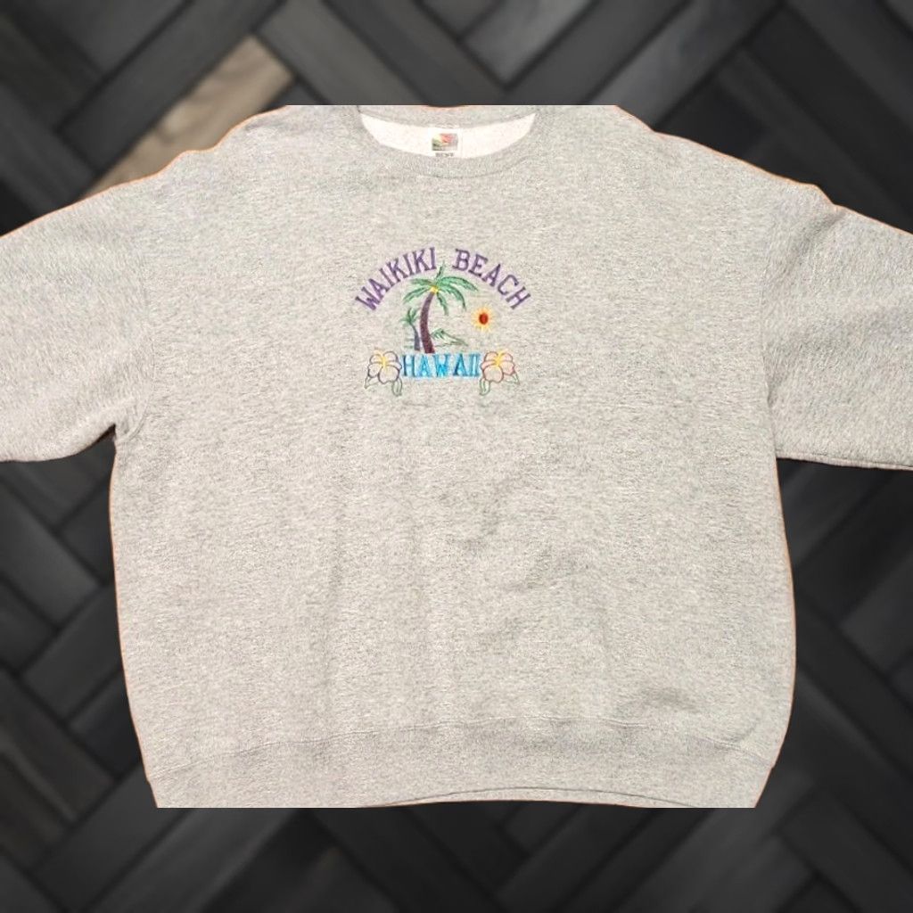 Fruit Of The Loom Waikiki Beach Hawaii Sweatshirt Mens 3XL Embroidered Vintage 90s Sweatshirt Gray Cotton Polyester Knit Pullover Crew Neck Unisex Adults Size US XXL / EU 58 / 5 - 1 Thumbnail