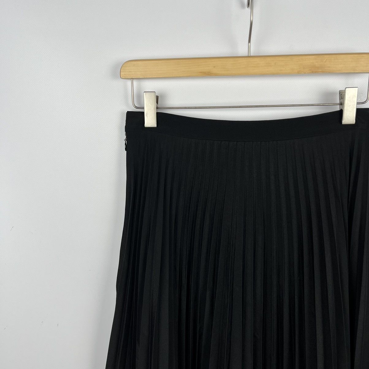 Burberry Ladies Burberry pleated midi skirt Size 28" / US 6 / IT 42 - 22 Thumbnail