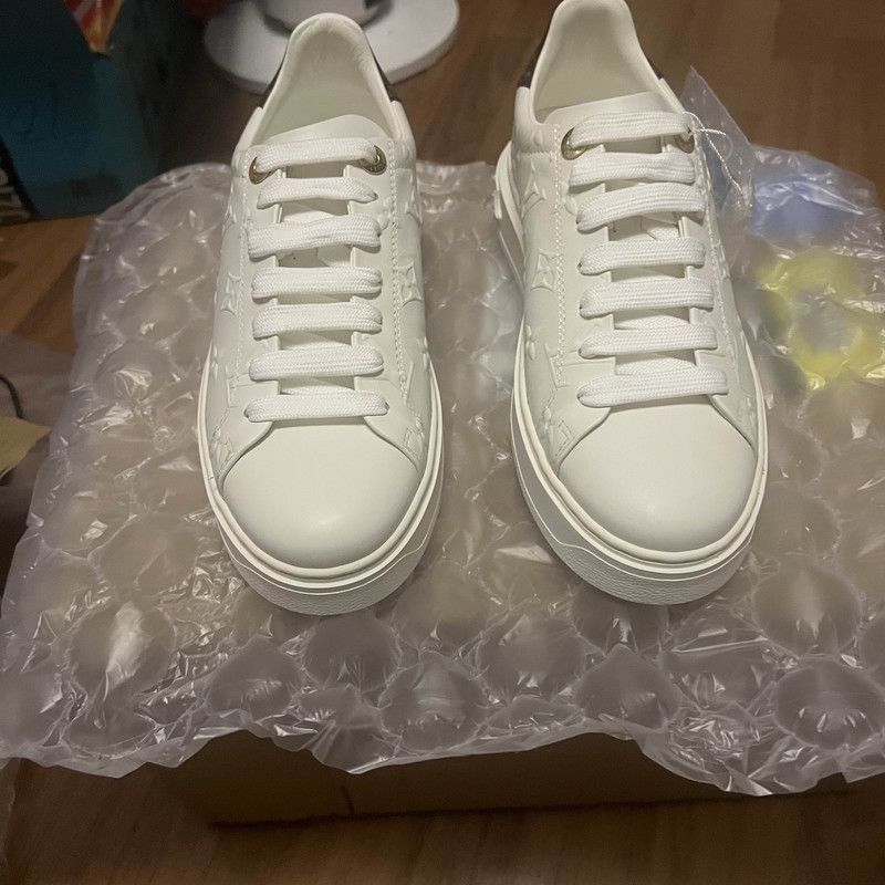 Louis Vuitton Louis Vuitton White Low-Top Sneakers for Women Size US 7 / IT 37 - 2 Thumbnail