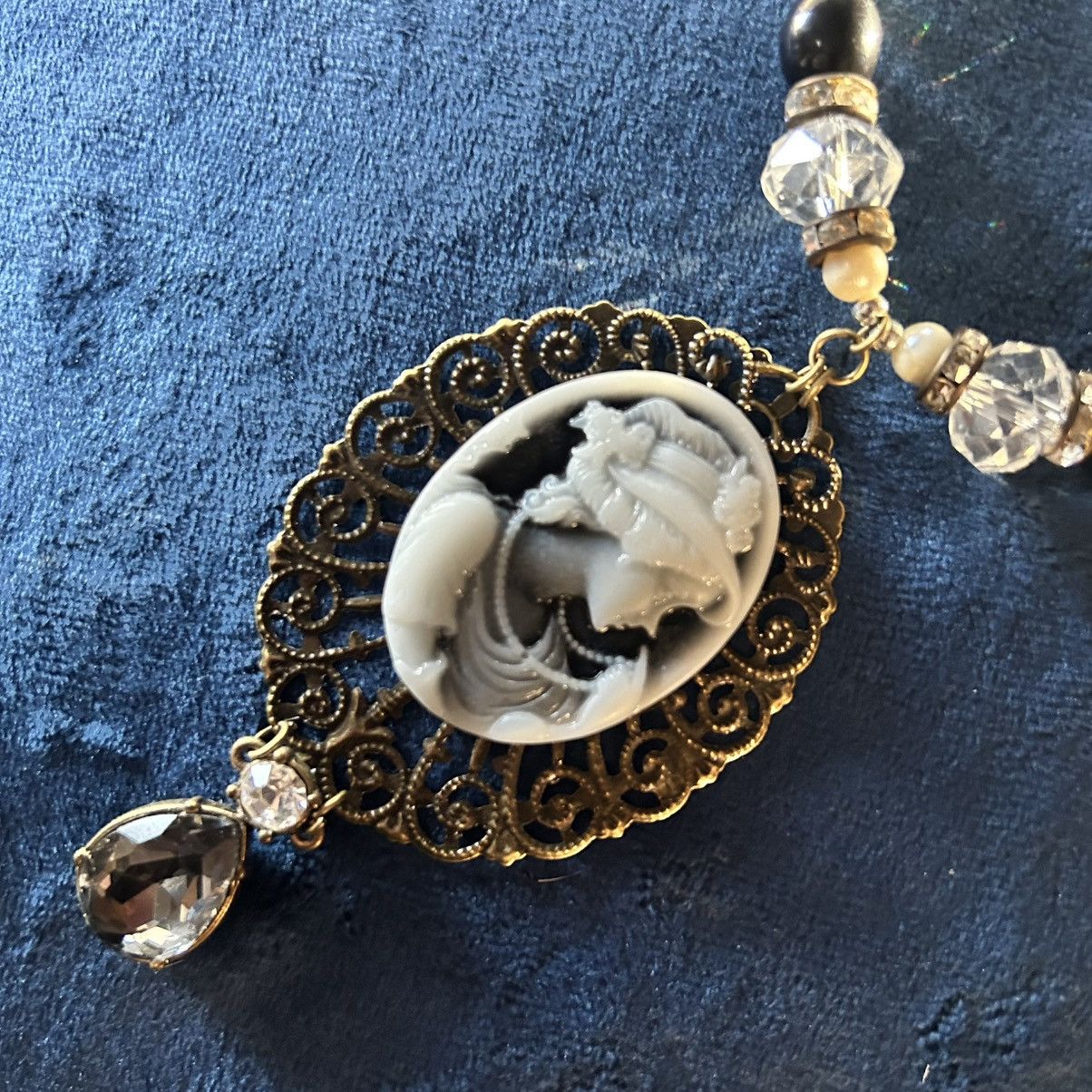 Handmade Handcrafted opalescent charcoal Victorian cameo necklace Size ONE SIZE - 6 Thumbnail