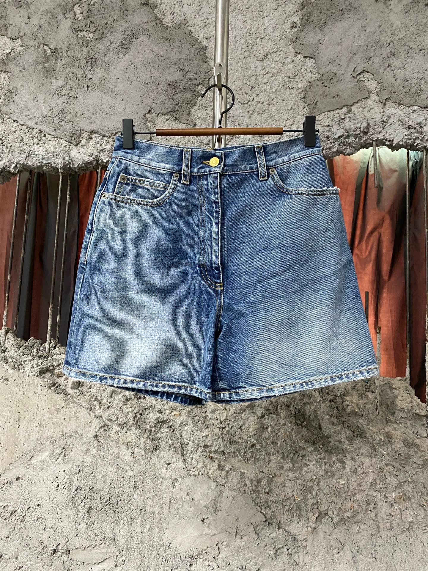 Gucci Gucci Women's Denim Shorts W25 New Size 25" / US 0 / IT 36 - 1 Thumbnail
