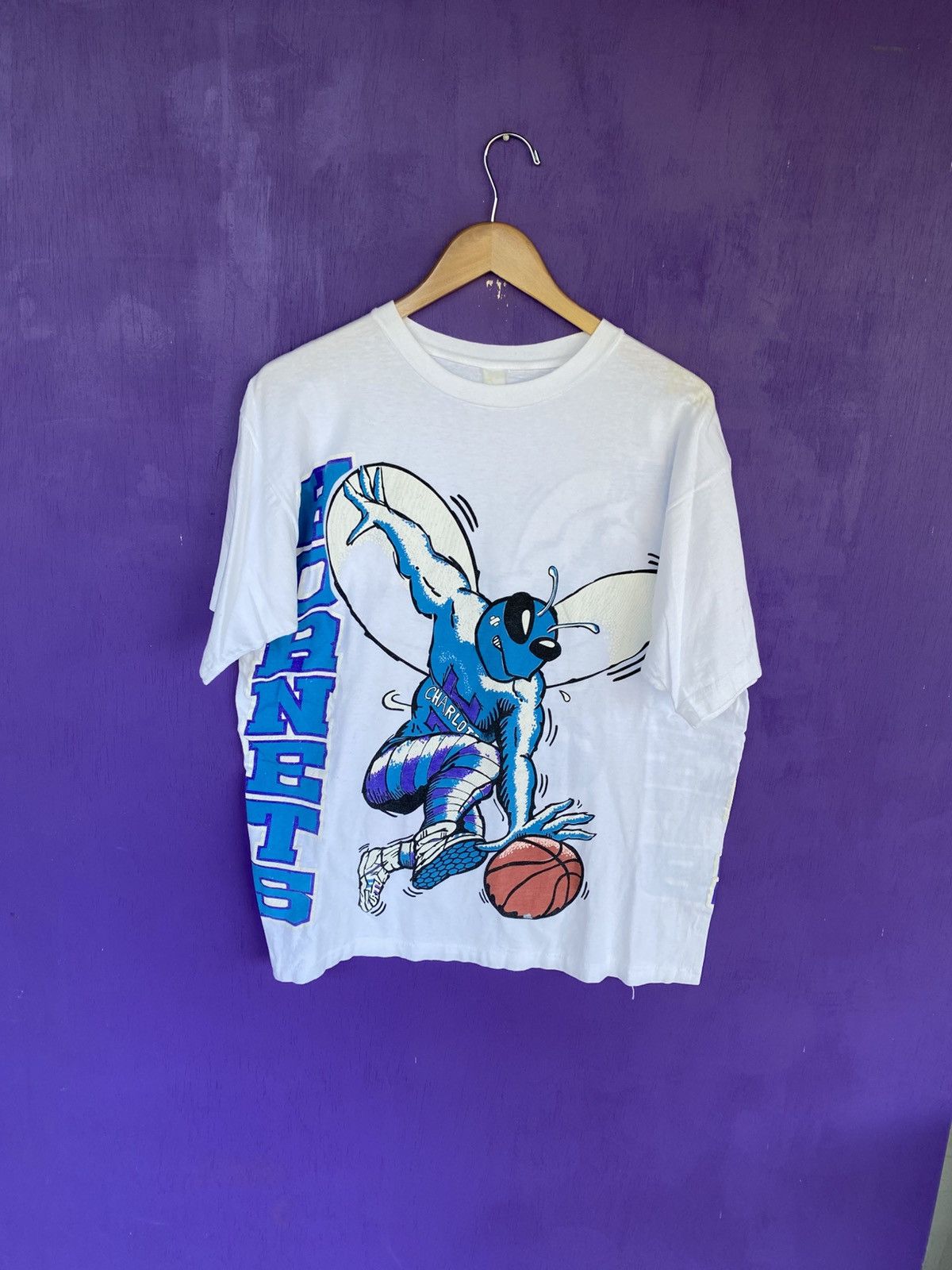 NBA Vintage 90s Charlotte hornets mascot big print t-shirt Size US L / EU 52-54 / 3 - 1 Thumbnail