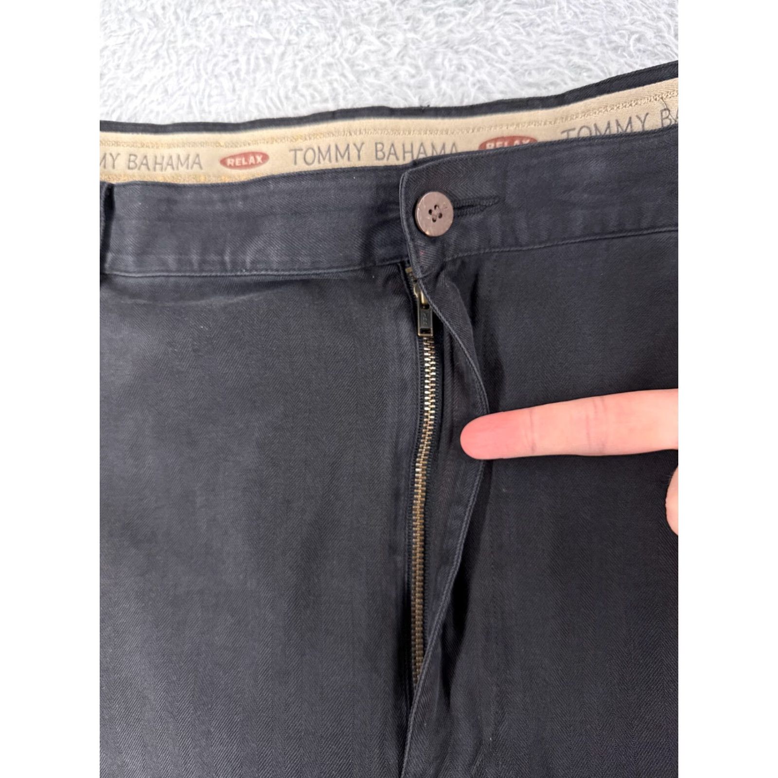 Tommy Bahama Tommy Bahama Bermuda Shorts Men 40 Black Pleated Silk Herringbone Quick Dry Cargo Pocket Adult Regular waist 40 Size US 40 / EU 56 - 6 Thumbnail