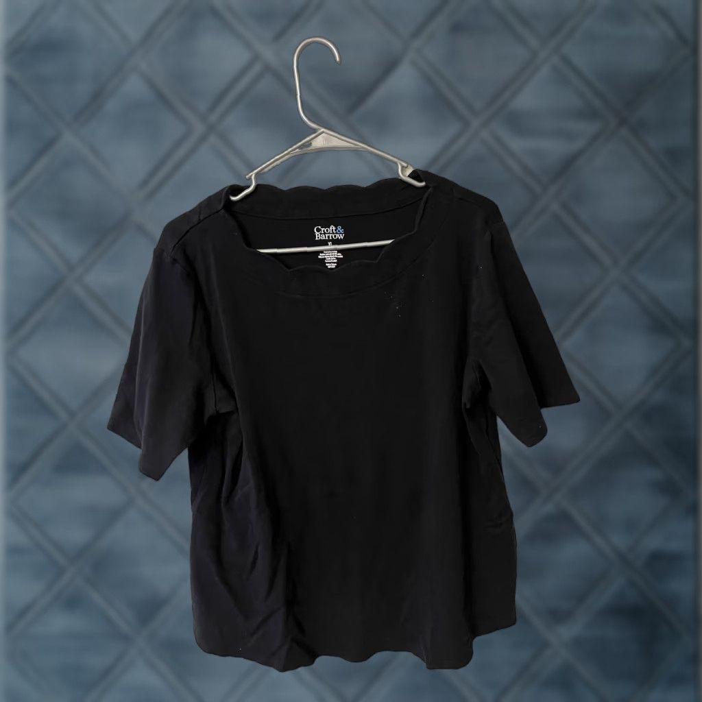 Croft & Barrow VINTAGE Croft & Barrow Plus Size Scalloped Boatneck Tee, Short Sleeve Black Top XL EUC Size XL / US 12-14 / IT 48-50 - 1 Thumbnail
