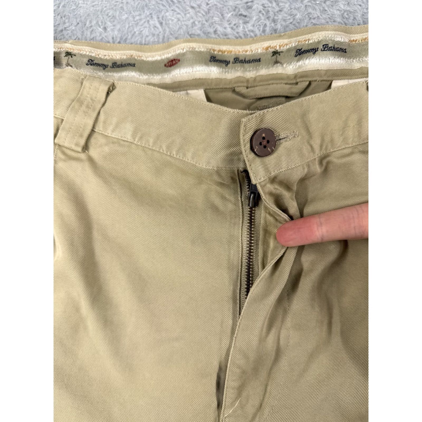 Tommy Bahama VINTAGE Tommy Bahama Shorts Men 34 Beige Silk Pleated Bermuda Beach Resort Casual Ii? Size US 34 / EU 50 - 6 Thumbnail