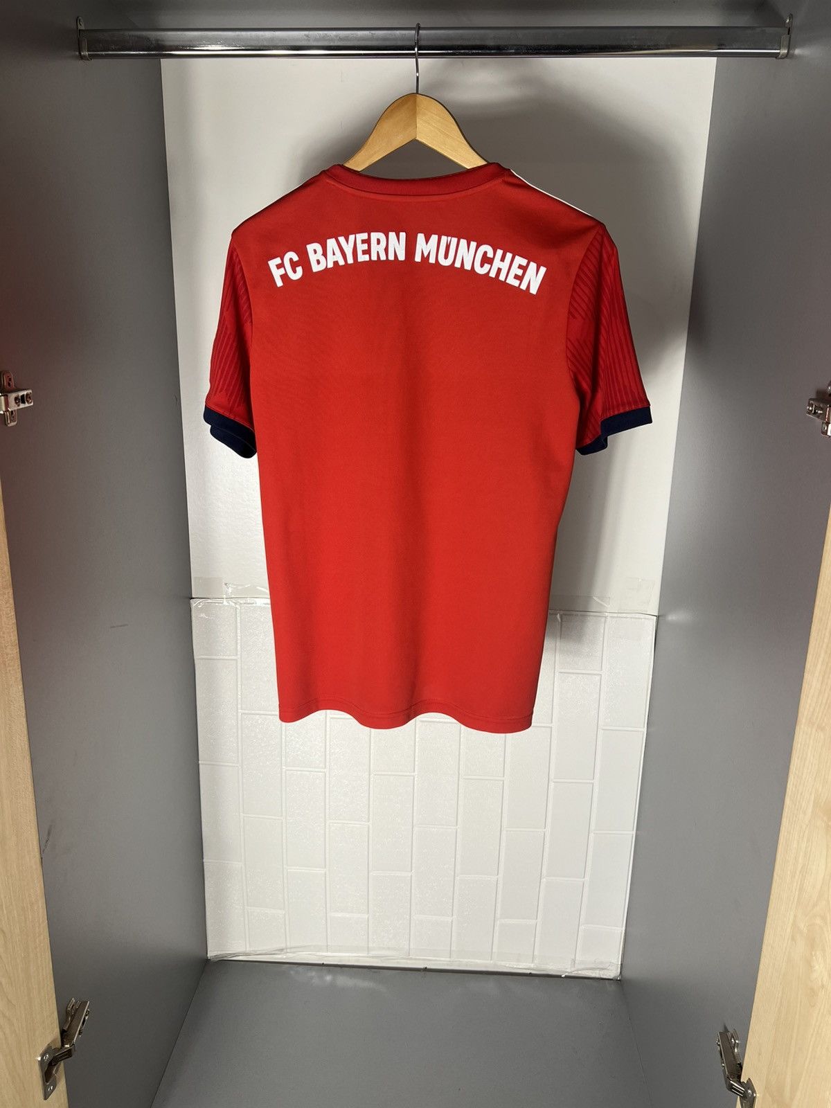 Vintage VINTAGE ADIDAS FC BAYERN MUNCHEN GERMANY SOCCER JERSEY RETRO Size US S / EU 44-46 / 1 - 9 Thumbnail
