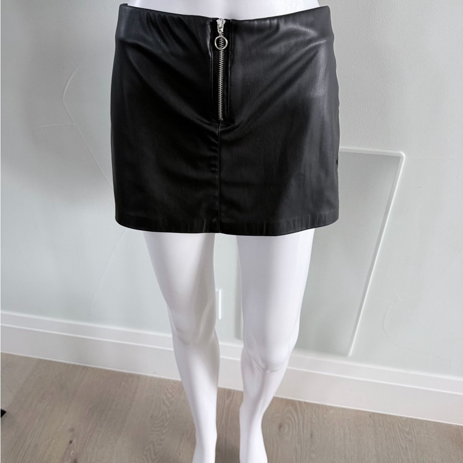 Zara New Y2K Zara Faux Leather Black Zippered Mini Skort size XS Size 25" / US 0 / IT 36 - 5 Thumbnail