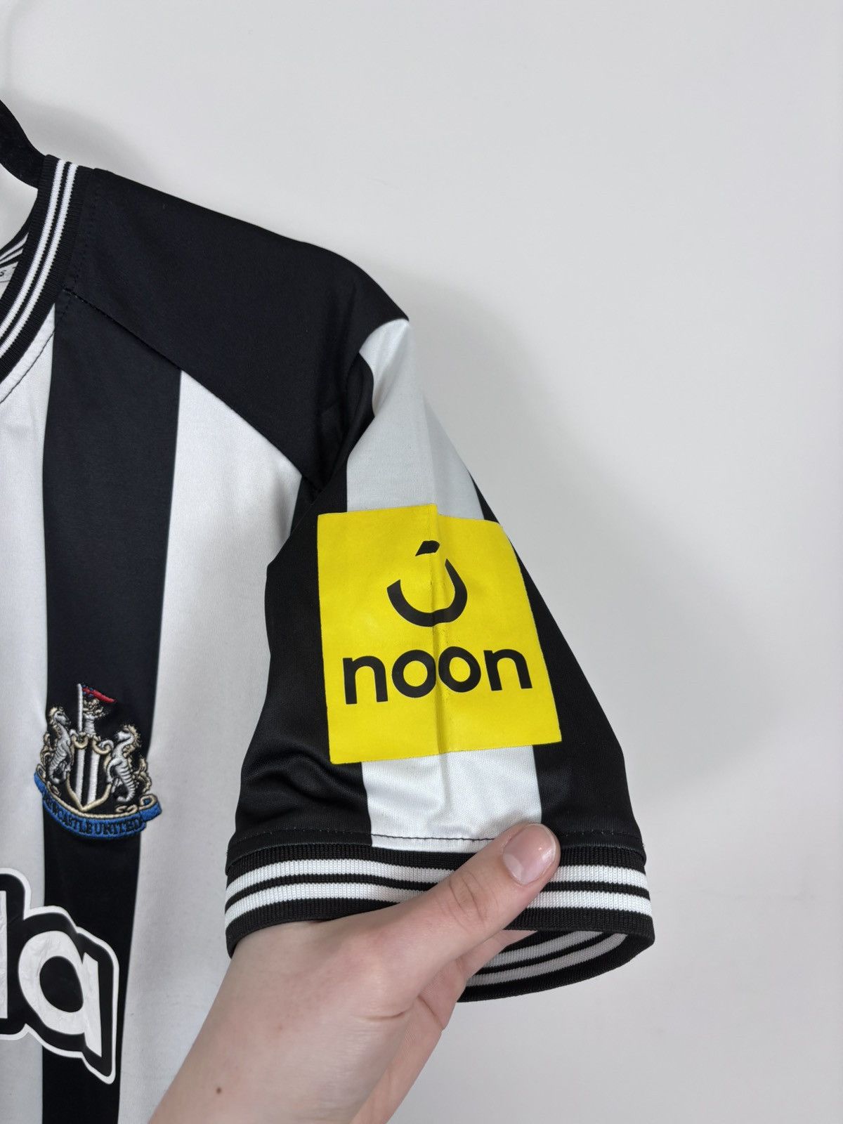 Castore Newcastle United 2023/2024 Home Isak #14 Soccer Jersey Size US M / EU 48-50 / 2 - 12 Thumbnail
