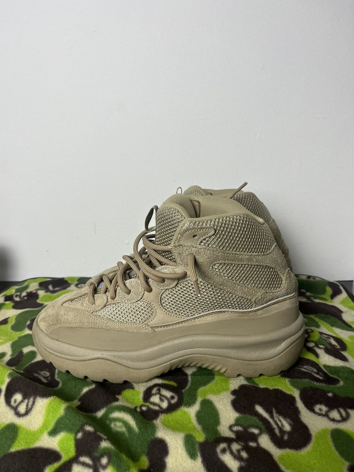 Chaussures Yeezy Desert Boots Beige Taille US 9.5 - Neuf Avec Emballage, Daim