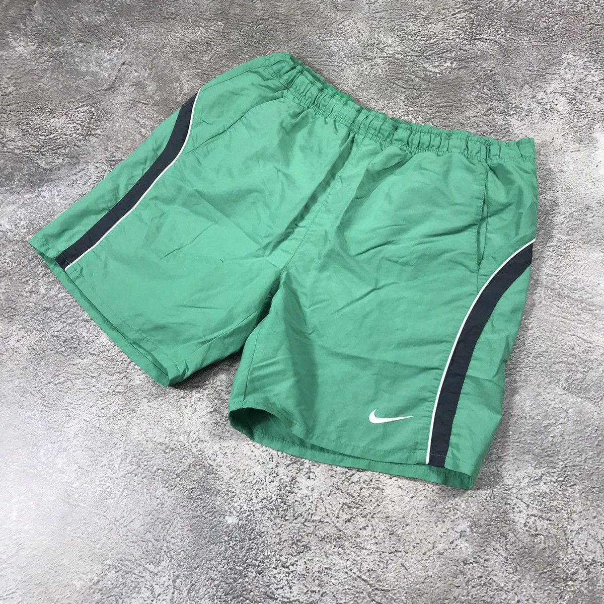 Vintage Vintage Nike Swoosh Shorts Y2K Streetwear Green Baggy 34 Size US 34 / EU 50 - 3 Thumbnail