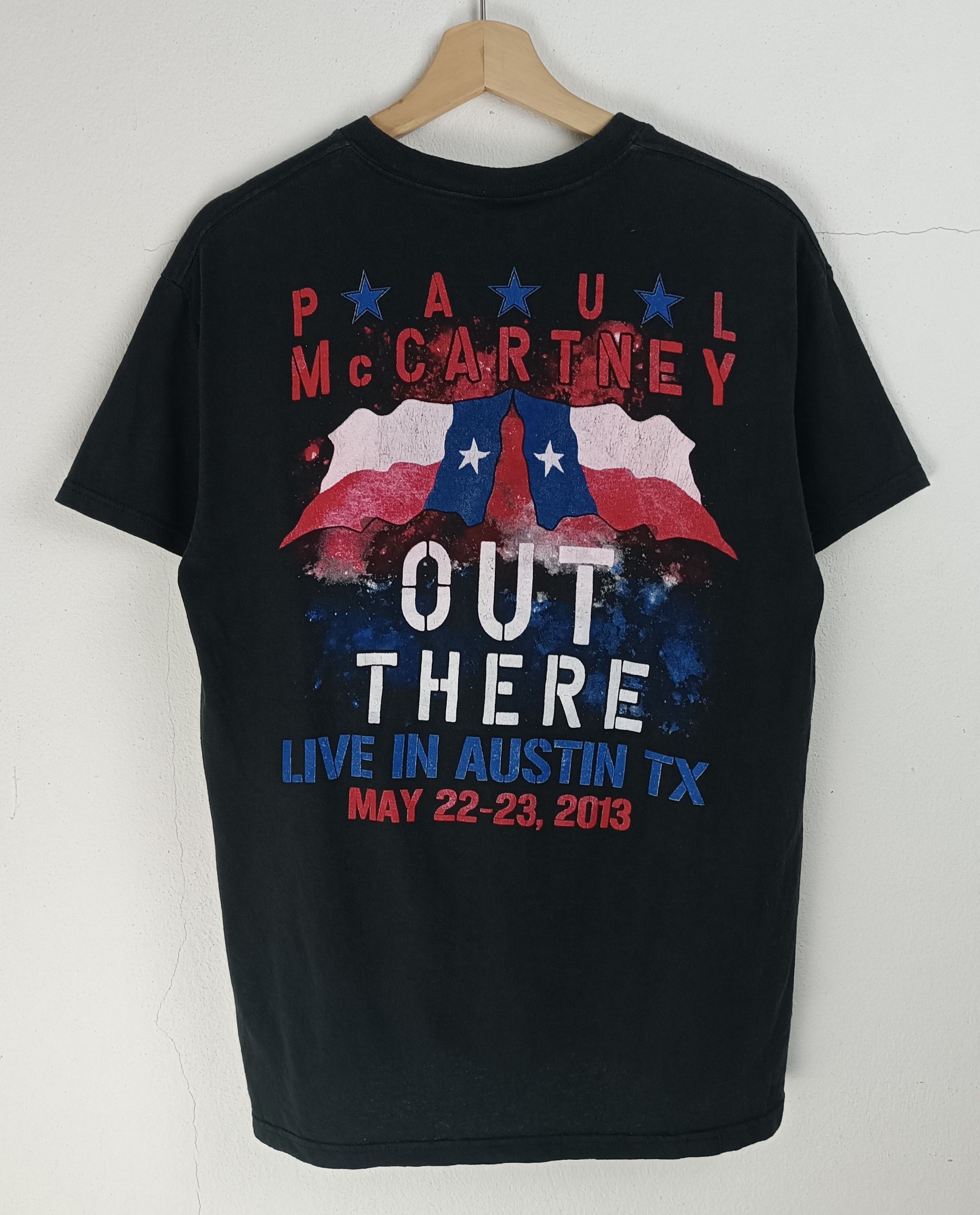 Band Tees VINTAGE '13 PAUL MCCARTNEY OUT THERE TOUR TEE beatles floyd Size US M / EU 48-50 / 2 - 4 Thumbnail