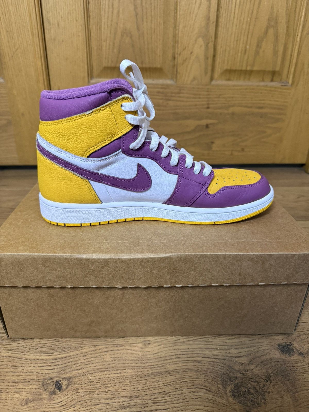 Jordan Brand Air Jordan 1 “Brotherhood” Size 9.5M Size US 9.5 / EU 42-43 - 3 Thumbnail