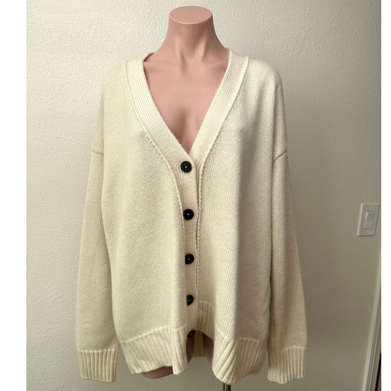 Jil Sander Jil Sander Cream V-Neck Button Long Sleeve Sweater 40 / 8 Size M / US 6-8 / IT 42-44 - 4 Thumbnail