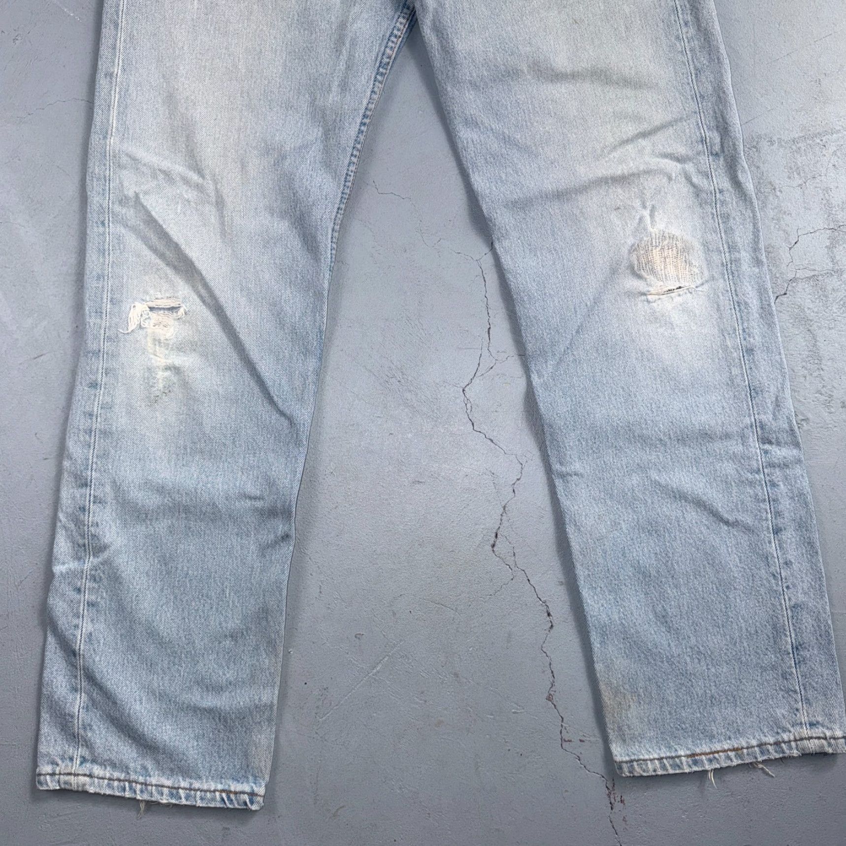 Levi's VINTAGE Levi's 501 Jeans – Denim Straight Leg, Light Wash, 34x32, Men, Regular, 5-Pocket, Mid Rise, Button Fly, USA 90s/90s Theme Size US 34 / EU 50 - 3 Thumbnail