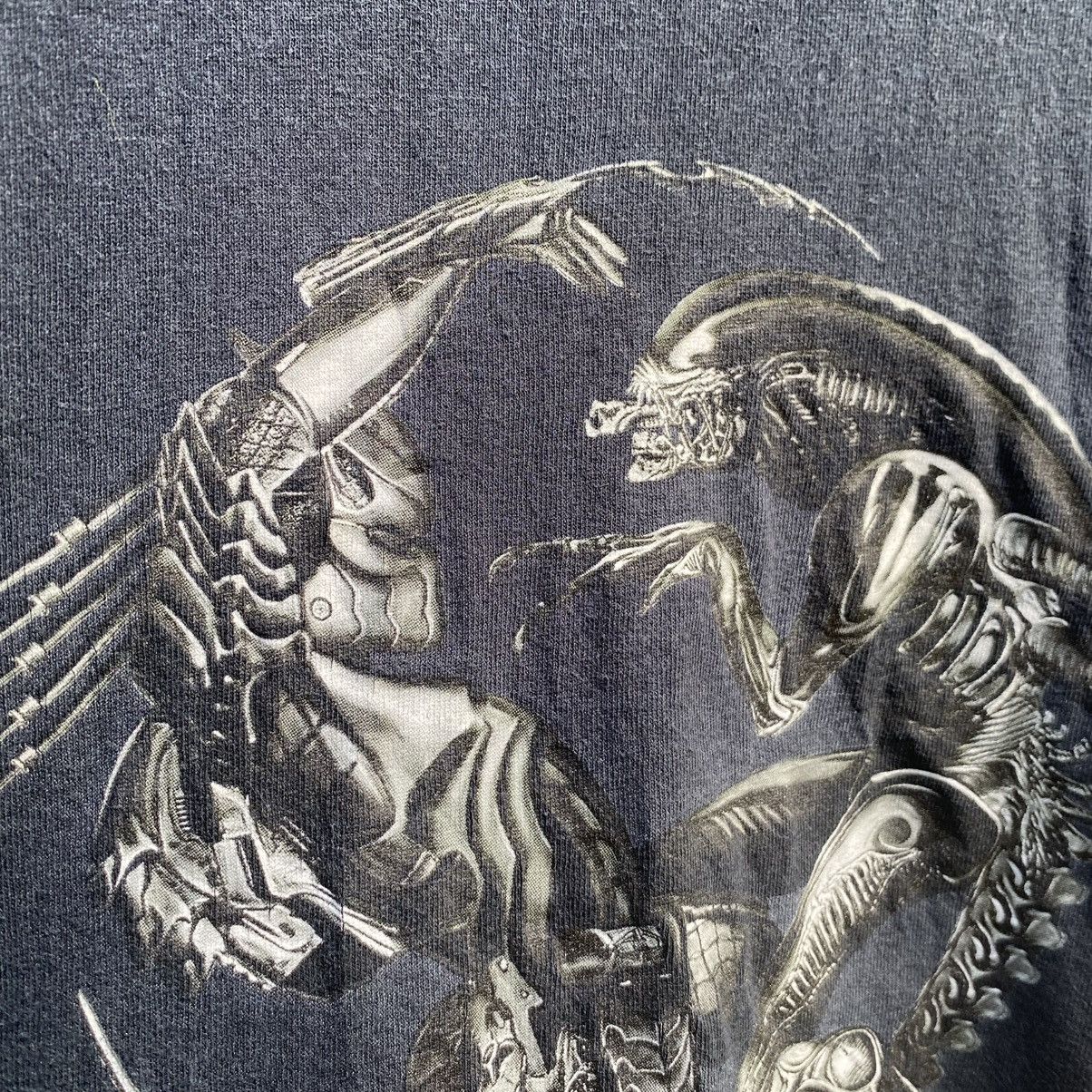 Vintage ERD GRUNGE Faded 2004 Alien Vs Predator Movie Promo Tee Size US XL / EU 56 / 4 - 4 Thumbnail