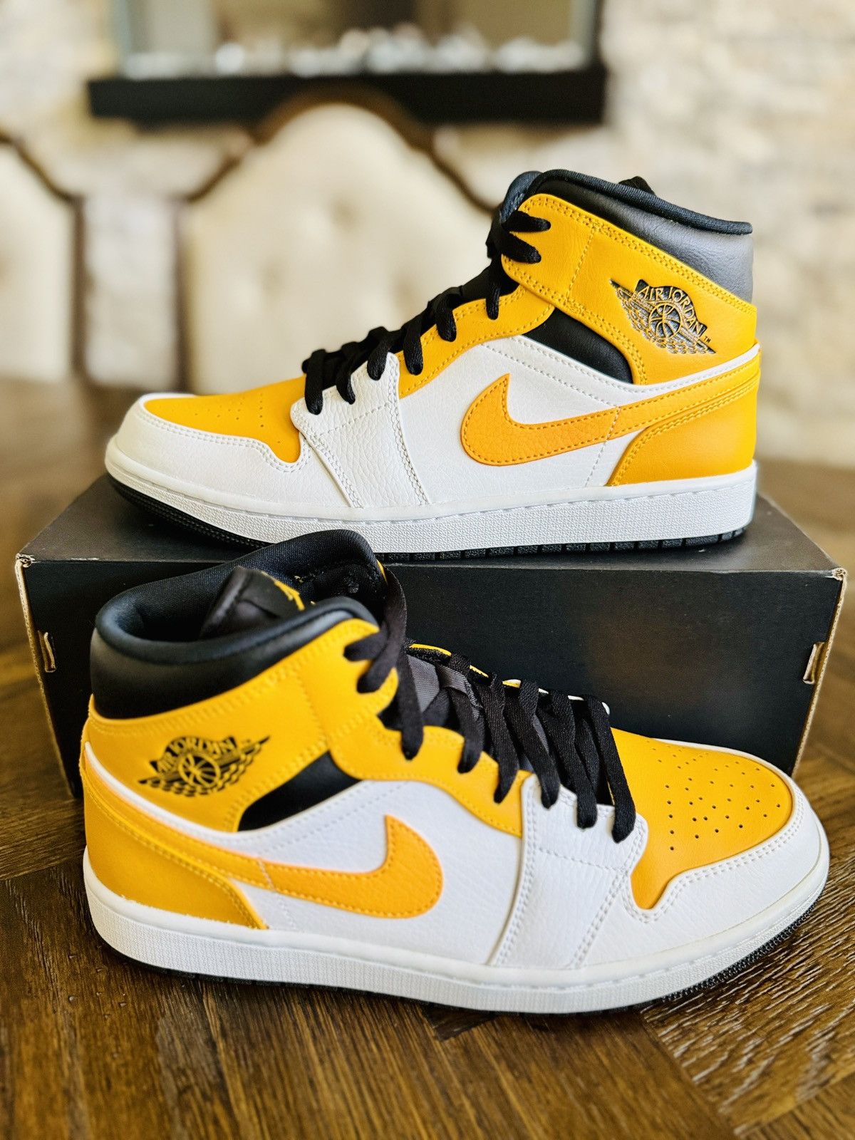 Jordan Brand Nike Air Jordan 1 Mid University Gold 554724-170 Size 10 Size US 10 / EU 43 - 3 Thumbnail