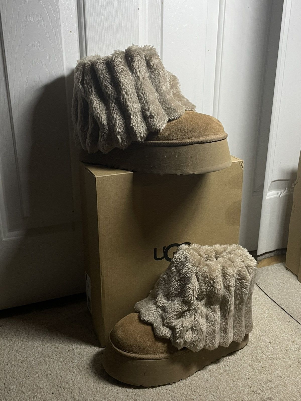 Ugg UGG Sherpa Corduroy Boots size 8 (38euro) Size US 8 / IT 38 - 1 Thumbnail
