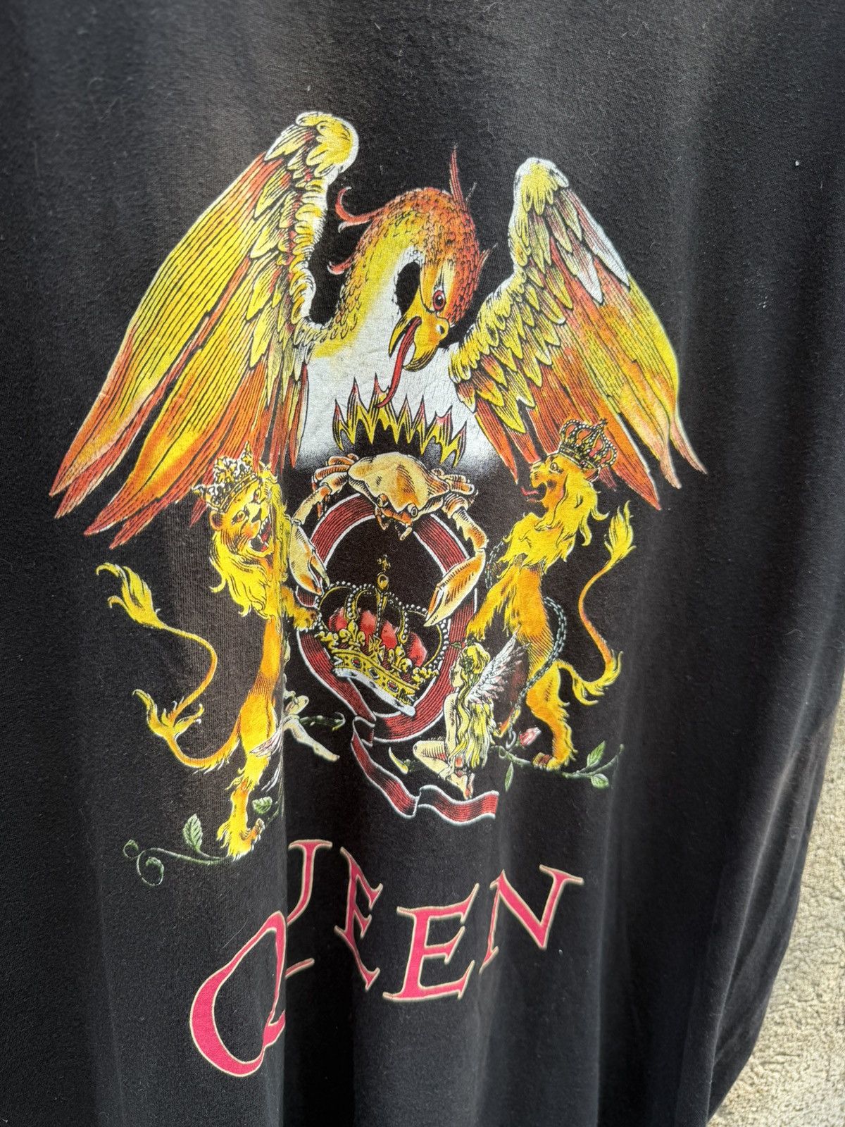 Band Tees Queen Crest Graphic Tee Size US XXL / EU 58 / 5 - 2 Thumbnail