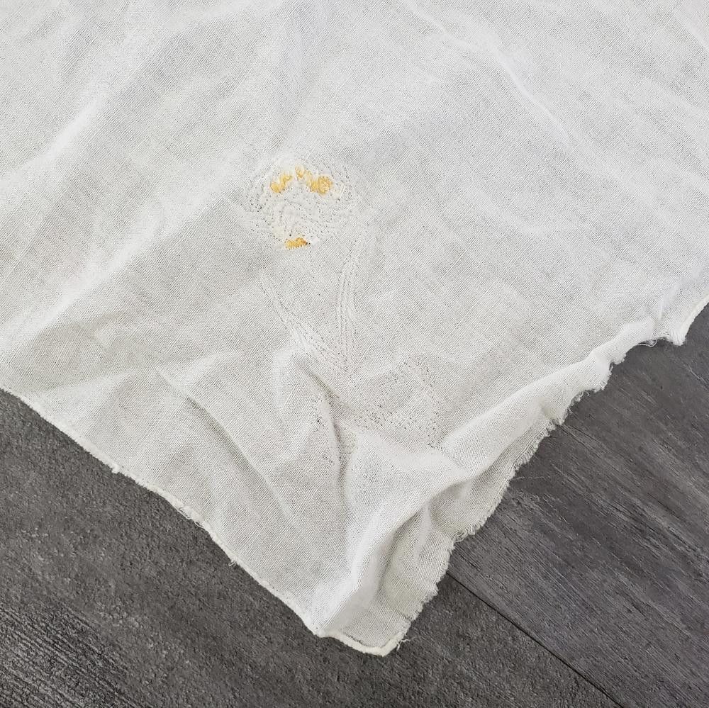Designer White Embroidered Floral Vintage Hankerchief Size ONE SIZE - 2 Thumbnail