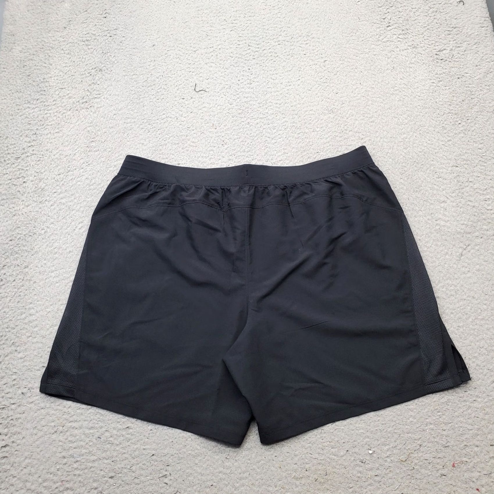 Under Armour Under Armour Running Shorts Mens 2XL Black Fitted Side Slit Athletic Shirt Shorts Mens 2XL Black Size US 39 - 2 Thumbnail