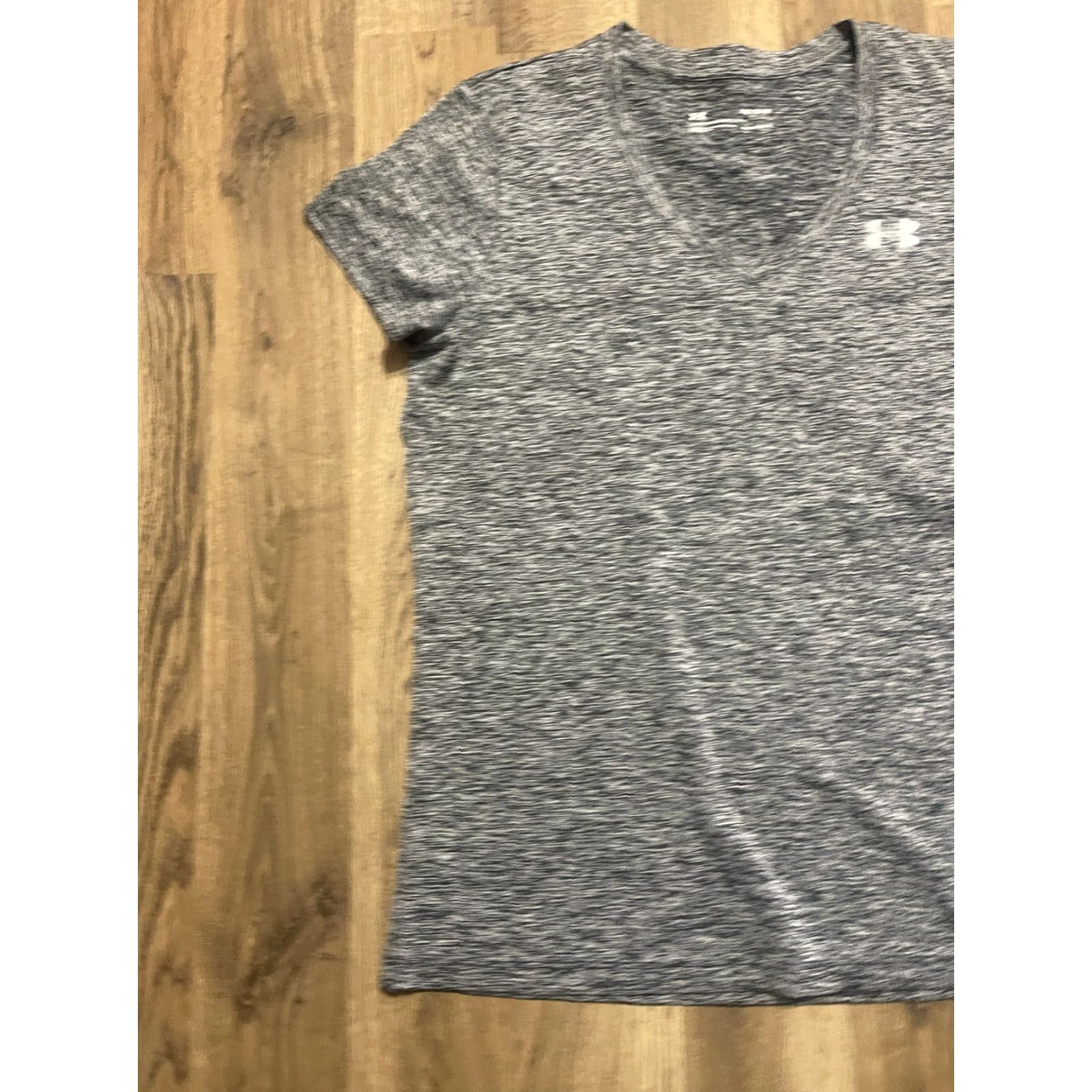Under Armour Under armour Shirt Women's Medium Gray V-neck Short Sleeve Heatgear Shirt M Womens Gray V-Neck Short Sleeve Heatgear Size M / US 6-8 / IT 42-44 - 3 Thumbnail
