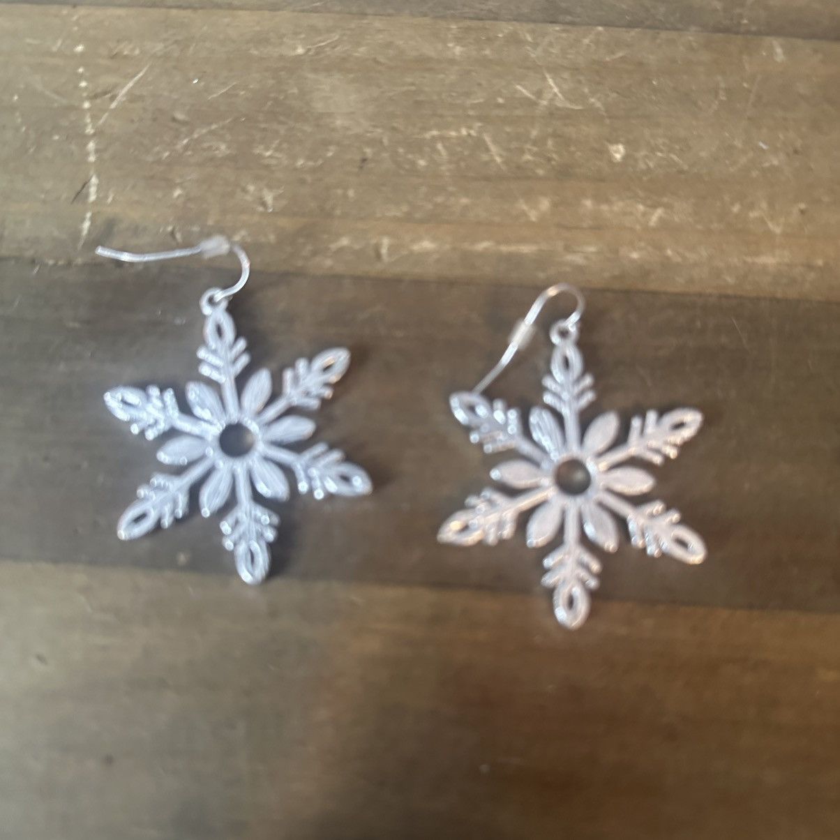Other Glistening silver tone snowflake dangle earrings Size ONE SIZE - 3 Thumbnail