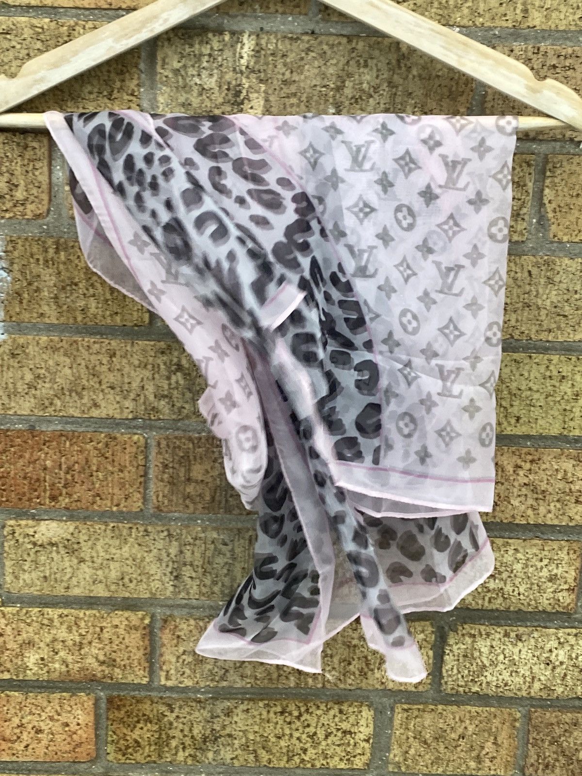 Louis Vuitton Pink 100% Silk Louis Vuitton Monogram Scarf Size ONE SIZE - 6 Thumbnail