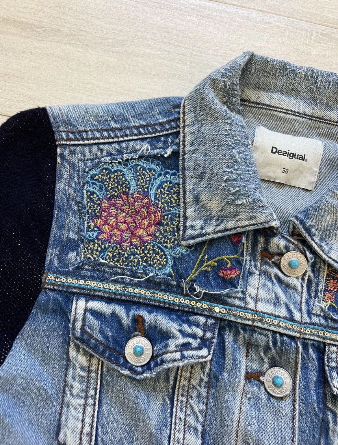 Desigual × Vintage Desigual VTG women's denim jacket with button patterns Size S / US 4 / IT 40 - 4 Thumbnail