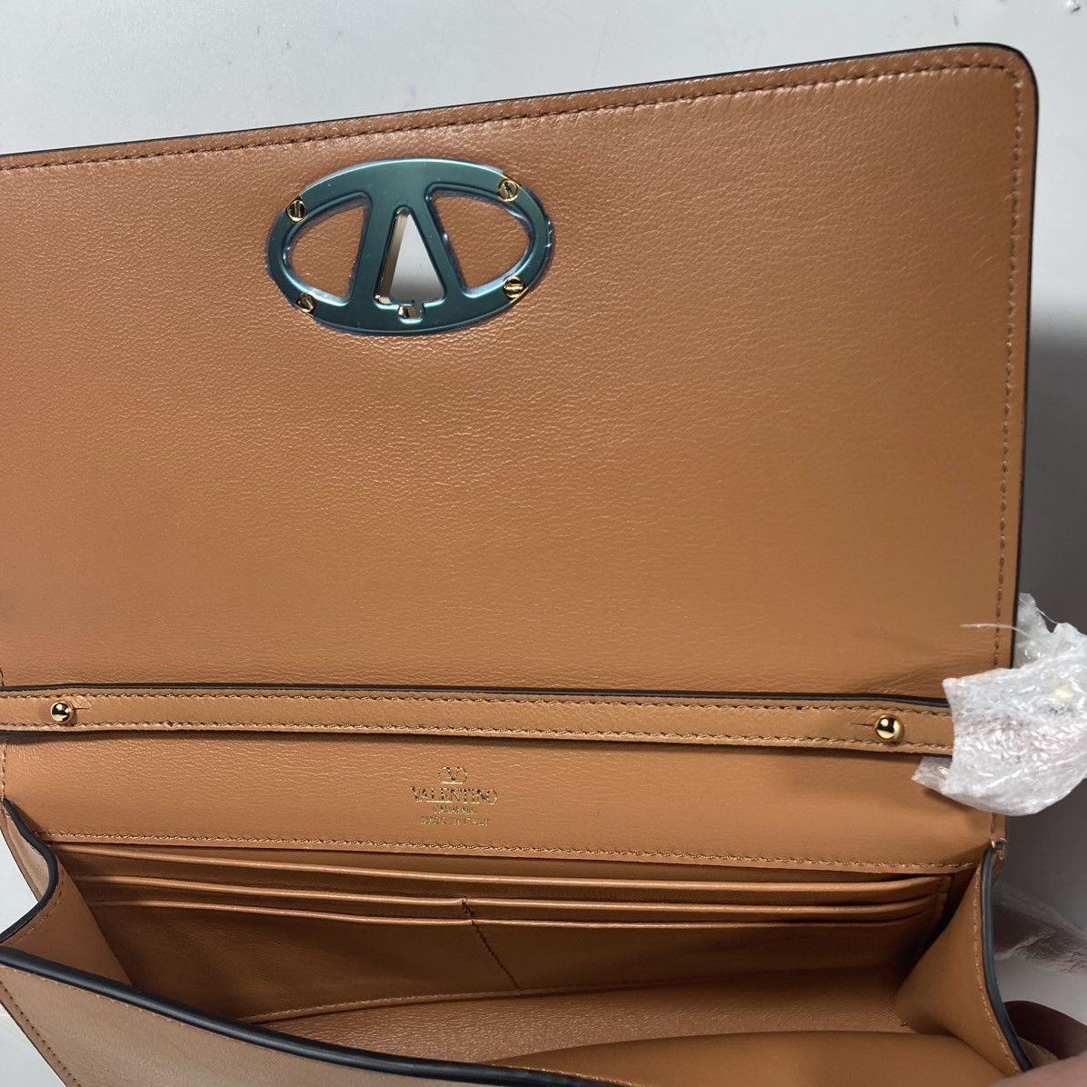 Valentino Valentino Garavani VLOGO Bold Wallet On A Chain Almond Beige Size ONE SIZE - 11 Thumbnail