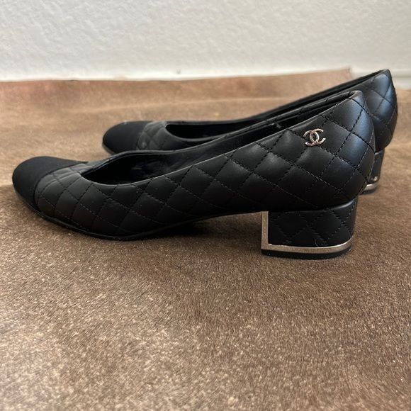 Chanel CHANEL Quilted Diamond Leather Interlocking CC Sliver Metal Size US 5.5 / IT 35.5 - 1 Thumbnail