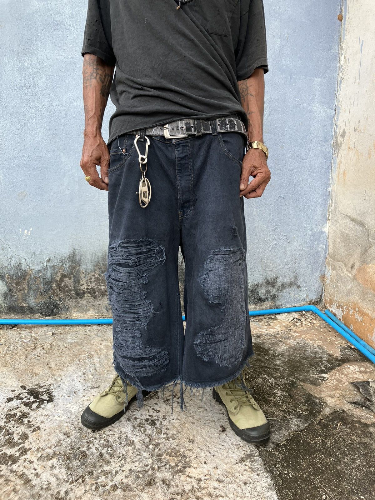 Levi's × Vintage Custom short 4/5. (Vintage Levi’s 560.)🧛🏾‍♂️🦇 Made in USA Size US 34 / EU 50 - 6 Thumbnail